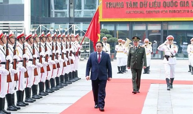 Le Premier ministre Pham Minh Chinh passe en revue la garde d'honneur de la Sécurité publique. Photo : VNA.