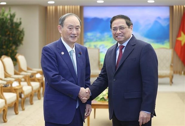 Le Premier ministre Pham Minh Chinh (à droite) et l'ancien Premier ministre japonais, Suga Yoshihide. Photo : VNA.