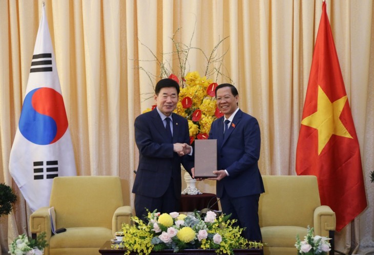 Le président du comité populaire de Hô Chi Minh-ville, Phan Van Mai, reçoit le président de l'Assemblée nationale sud-coréen Kim Jin Pyo. Photo : daibieunhandan.vn