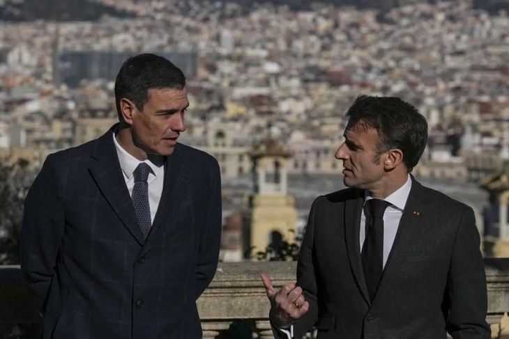 Le Président français Emmanuel Macron et le Premier ministre espagnol Pedro Sanchez. Photo : AP. 