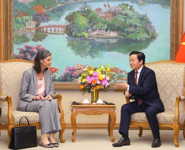 Le Vice-Premier ministre vietnamien, Trân Hông Hà, et la représentante en chef du Programme des Nations Unies pour le Développement (PNUD) au Vietnam, Ramba Khalidi. Photo : VGP/Minh Khôi.