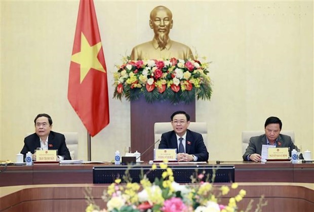 Le Président de l'Assemblée nationale Vuong Dinh Huê (au milieu) demande de suivre en permanence la situation macroéconomique. Photo : VNA.