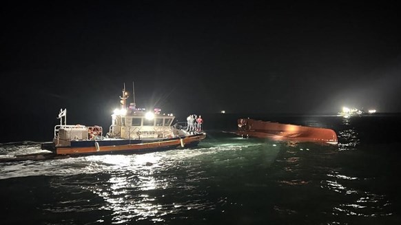 Des bateaux de sauvetage déployés sur les lieux du chavirement du bateau de pêche, le 5 février 2023. Photo : Yonhap/VNA