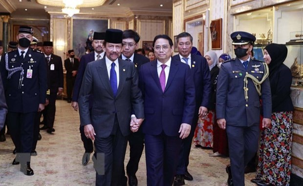 Le Sultan du Brunei Hassanal Bolkia (à gquche) et le Premier ministre vietnamien, Pham Minh Chinh. Photo : VNA