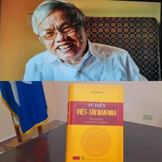 Le journaliste et traducteur Vu Van Âu, ancien membre de l’Agence vietnamienne d’information (VNA) et son Dictionnaire vietnamien-espagnol. Photo : VNA.