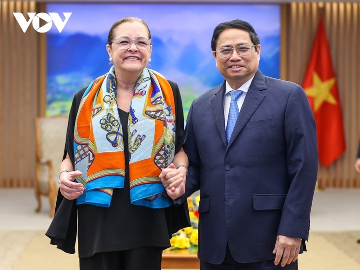 Le Premier ministre Pham Minh Chinh et la ministre des Affaires étrangères salvadorienne, Alexandra Hill Tinoco. Photo : VOV.