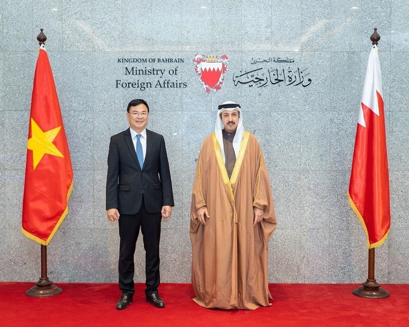 Le vice-ministre vietnamien des AE, Pham Quang Hiêu (à gauche) et son homologue bahreïnis, Abdulla bin Ahmed Al Khalifa. Photo : baoquocte.vn