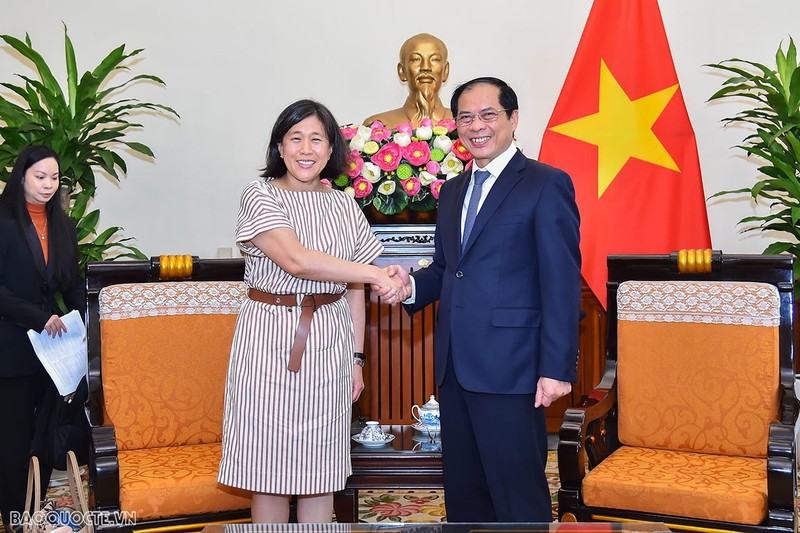 Le ministre des Affaires étrangères, Bùi Thanh Son, et la représentante américaine au commerce Katherine Tai, à Hanoi, le 13 février. Photo : baoquocte.vn