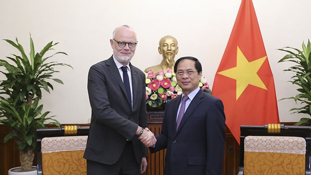 Le ministre des Affaires étrangères, Bùi Thanh Son (à droite) et le maire du Havre, Édouard Philippe. Photo: Lâm Khanh/TTXVN.