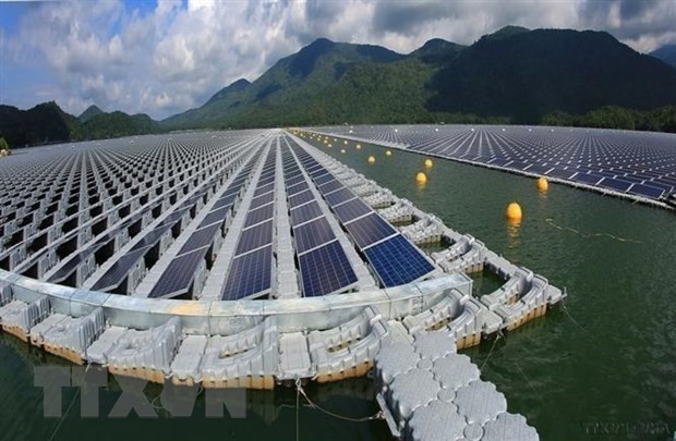 Centrale solaire sur le réservoir hydroélectrique de Da Mi, province de Binh Thuân. Photo : VNA.