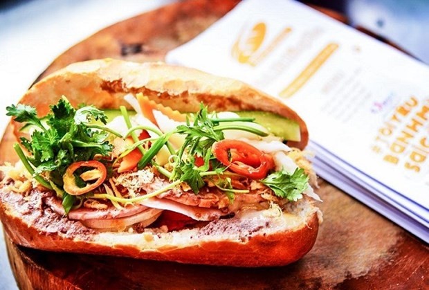 Que ce soit pour le petit-déjeuner, le déjeuner ou le dîner, le bánh mì peut satisfaire tous les goûts. Photo : VNA.