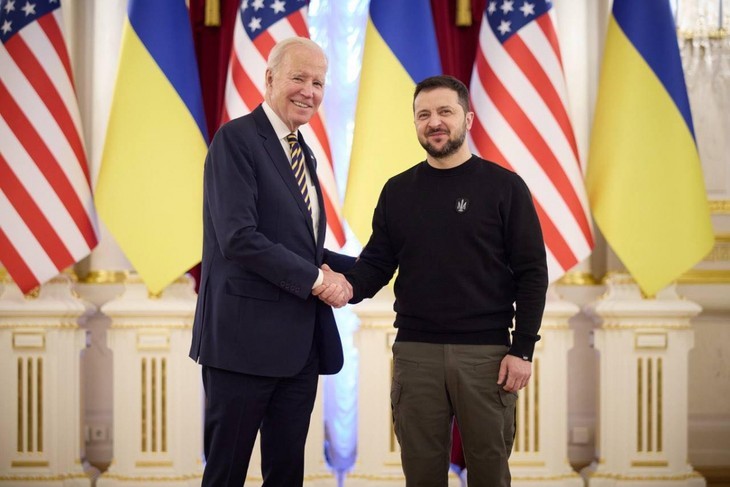 Le Président américain Joe Biden (à gauche) et son homologue ukrainien lors d'une réunion à Kiev. Photo : Spoutnik.