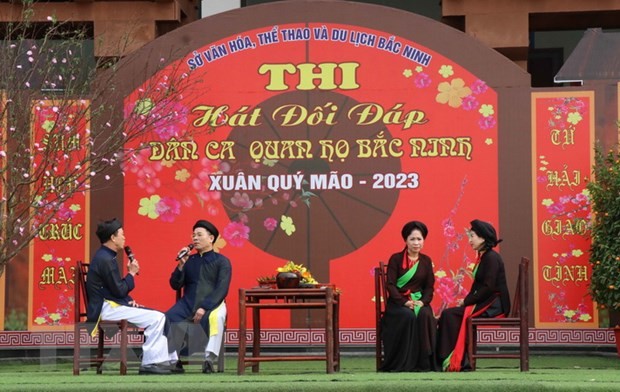 Le concours de chant "quan ho" réunit plus de 500 artisans, acteurs, actrices, musiciens et chanteurs de huit troupes artistiques de districts et de villes de la province de Bac Ninh. Photo : VNA.