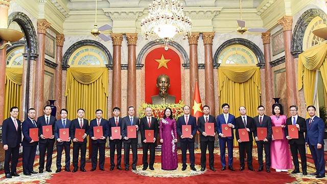La présidente par intérim Vo Thi Anh Xuân (10e à partir de la gauche) et les nouveaux ambassadeurs, à Hanoi, le 24 février. Photo : baoquocte.vn 