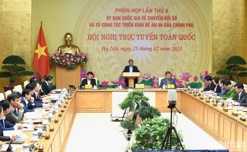 La 5e session du Comité national en charge de la transition numérique et du groupe chargé de la mise en oeuvre du projet numéro 6 du Gouvernement vietnamien. Photo : NDEL.