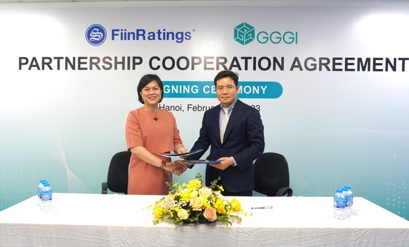 Signature de l’accord de partenariat entre FiinRatings et l’Institut mondial de la croissance verte. Photo : NDEL.