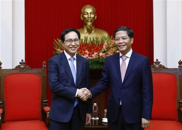 Le chef de la Commission de l’économie du Comité central du Parti communiste du Vietnam, Trân Tuân Anh (à droite), et le directeur général de Samsung Vietnam, Choi Joo-ho. Photo : VNA.