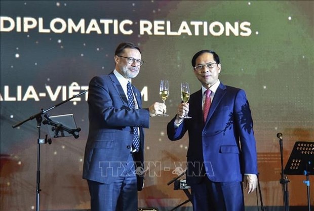 Le ministre vietnamien des Affaires étrangères, Bùi Thanh Son (à droite), et l’ambassadeur d’Australie au Vietnam, Andrew Goledzinowski, lors de l’événement. Photo : VNA.