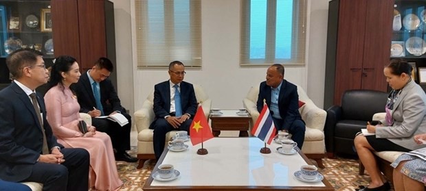 Séance de travail entre l'ambassadeur du Vietnam en Thaïlande, Phan Chi Thanh et le gouverneur de la province de Nong Bua Lamphu, Suwit Chanworn. Photo : VNA.