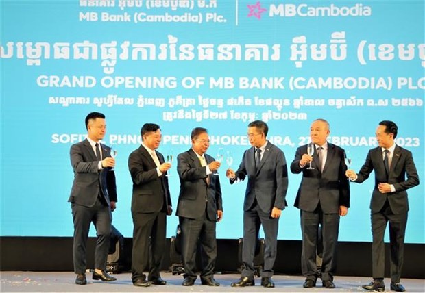 Lors de la cérémonie pour lancer officiellement les services de la MB Cambodia en tant que banque commerciale au capital à 100% au Cambodge. Photo : VNA.