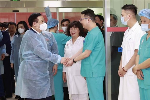 Le Président de l’Assemblée nationale, Vuong Dinh Huê (à gauche) rencontre des médecins de l’Hôpital central militaire 108. Photo : VNA.