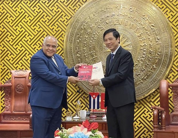 L’ambassadeur de Cuba au Vietnam, Orlando Nicolás Hernández Guillén (à gauche), présente des souvenirs à la province de Quang Tri. Photo : VNA.