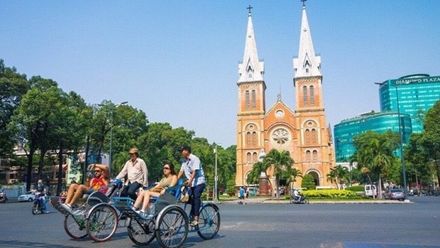 Des touristes étrangers à Hô Chi Minh-Ville. Photo : VNA.