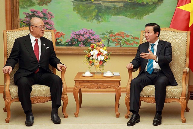 Le Vice-Premier ministre Trân Hông Hà (à droite) et le conseiller spécial de l’Alliance d’Amitié Japon - Vietnam, Takebe Tsutomu, le 27 février à Hanoi. Photo : baoquocte.vn