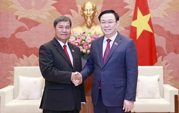 Le Président de l’Assemblée nationale du Vietnam Vuong Dinh Huê (à droite) serrant la main du Vice-Président de l’Assemblée nationale du Laos Khambay Damlath. Photo : VNA