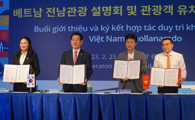 Cérémonie de signature d’une convention de coopération touristique organisée dans la ville de Nha Trang. Photo : kinhtedothi.vn