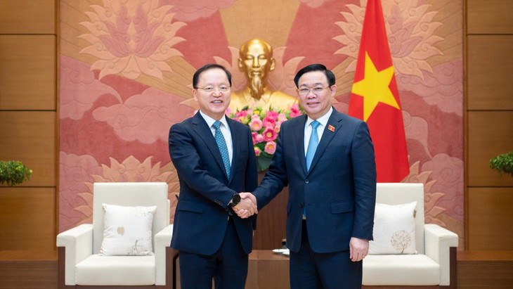 Le Président de l’Assemblée nationale, Vuong Dinh Huê (à droite) et le directeur financier de Samsung Electronics, Park Hark-kyu. Photo : VOV.
