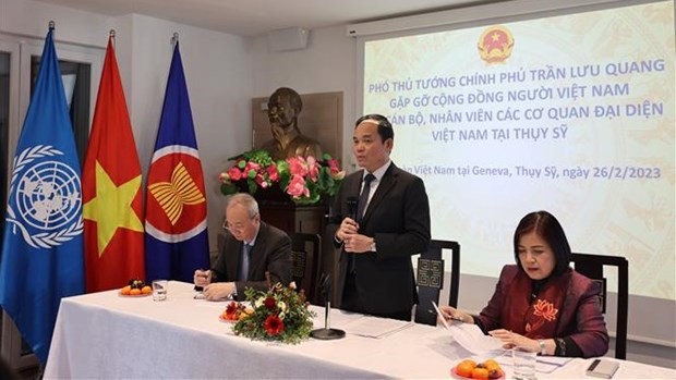 Le Vice-Premier ministre Trân Luu Quang (debout) prend la parole lors de la rencontre des Vietnamiens en Suisse. Photo : VNA.