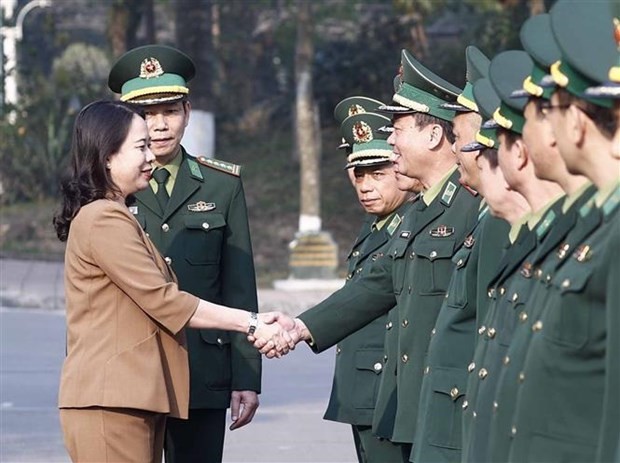 La Présidente par intérim Vo Thi Anh Xuân travaille avec l'Académie de garde-frontière du Vietnam. Photo : VNA.
