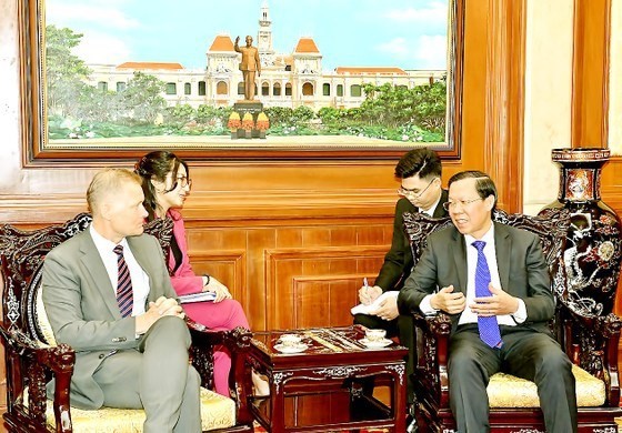Le secrétaire adjoint permanent du Comité du Parti et président du Comité populaire de Hô Chi Minh-Ville, Phan Van Mai (à droite) et l’ambassadeur du Danemark au Vietnam, Nicolai Prytz. Photo : sggp.org.vn