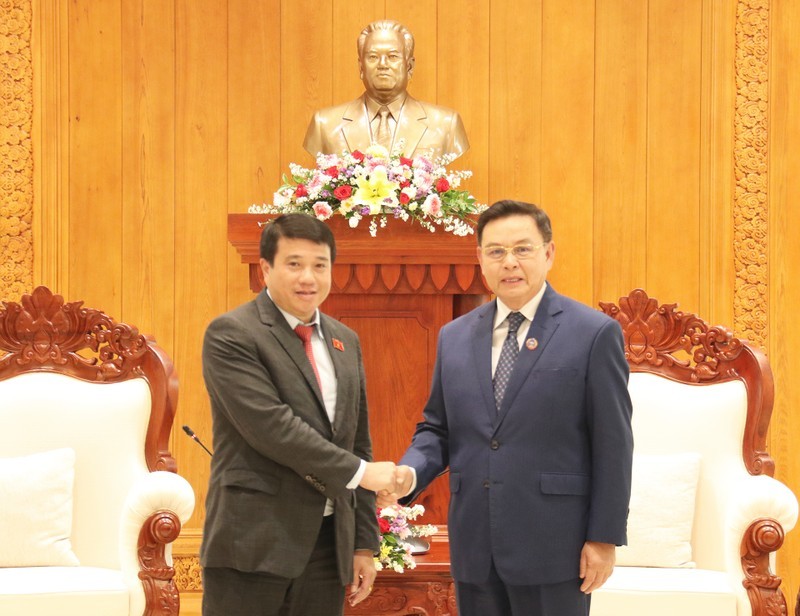 Le Président de l’Assemblée nationale du Laos, Xaysomphone Phomvihanne (à droite) reçoit le président du Conseil des affaires ethniques de l’Assemblée nationale, Y Thanh Ha Nie Kdam. Photo: NDEL