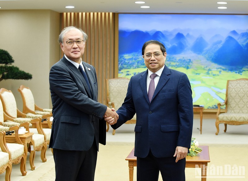 Le Premier ministre Pham Minh Chinh (à droite) et le secrétaire général du Secrétariat à la sécurité nationale du Japon, Akiba Takeo, le 6 mars à Hanoï. Photo : NDEL.