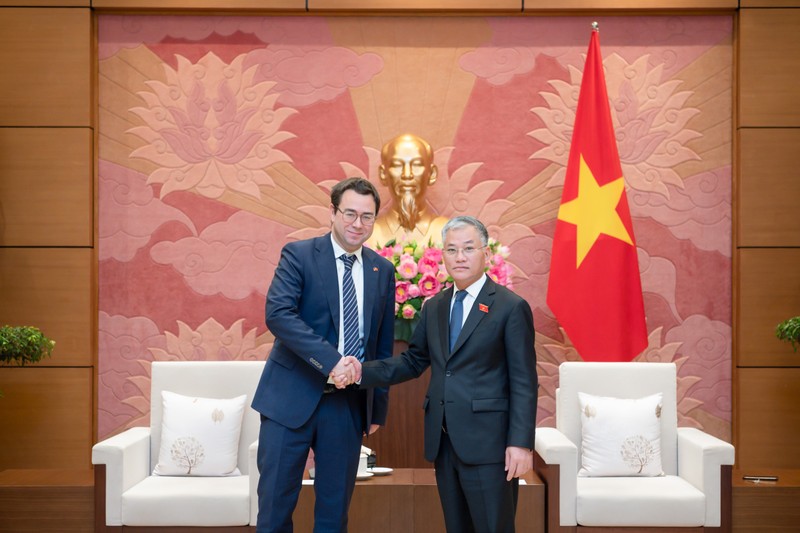 Dôn Tuân Phong, chef adjoint de la Commission des Relations extérieures de l’Assemblée nationale du Vienam (à droite) et Sebastian Schafer. Photo : quochoi.vn