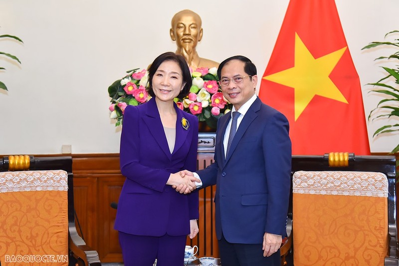 Le ministre des AE du Vietnam, Bùi Thanh Son (à droite) et l'ambassadrice de la République de Corée au Vietnam, Oh Young Ju. Photo : baoquocte.vn