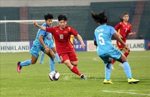 Des joueuses vietnamiennnes (maillot rouge) et leurs adversaires indiennes (maillot bleu). Photo : VNA.