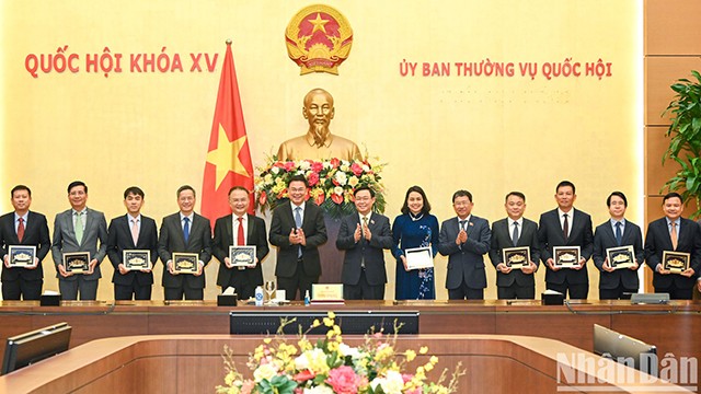 Le Président de l'AN Vuong Dinh Huê (au centre) et les chefs des organes de représentation du Vietnam à l'étranger pour le mandat 2023 - 2026. Photo : NDEL.