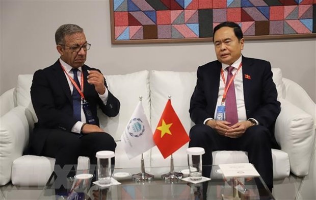 Le Vice-Président permanent de l'Assemblée nationale, Trân Thanh Mân (à droite), s'entretient avec le Président de l'UIP, Duarte Pacheco. Photo : Nguyên Truong/AVI.