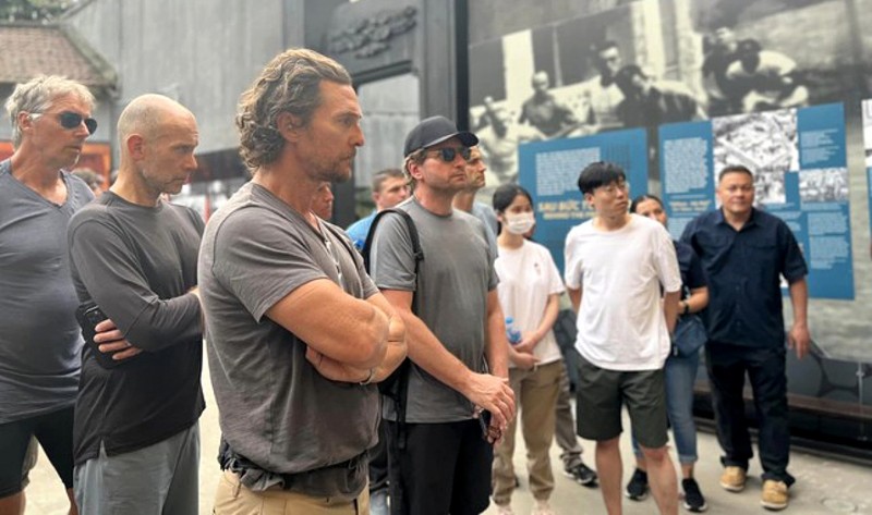 Des stars hollywoodiennes telles que Matthew McConaughey, Woodrow Tracy Harrelson et David Duchovny en visite dans la prison de Hoa Lo. Photo : VOV.