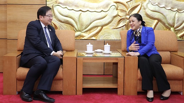 Tan Yang Thai, ambassadeur de Malaisie au Vietnam (à gauche) et la présidente de la VUFO, Nguyên Phuong Nga, le 13 mars à Hanoï. Photo : thoidai.com.vn