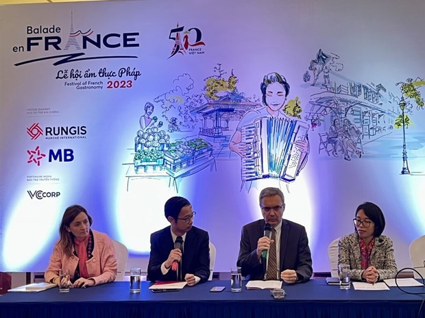 L'ambassadeur de France au Vietnam, Nicolas Warnery (2eà droite), s'exprime lors de la conférence de presse tenue le 28 mars à Hanoï. Photo : VNA.