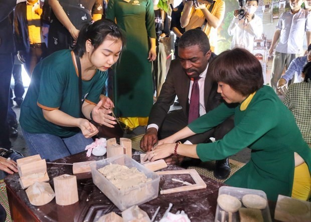 Des visiteurs s’initient à la fabrication de flèches en argile lors du Festival du tourisme de Hanoi 2023. Photo : VNA