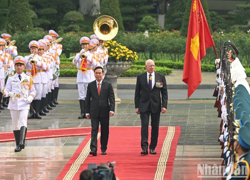 Le Président du Vietnam, Vo Van Thuong (à gauche), et le Gouverneur général d'Australie, David Hurley, passent en revue la garde d'honneur de l'Armée populaire du Vietnam. Photo : NDEL.