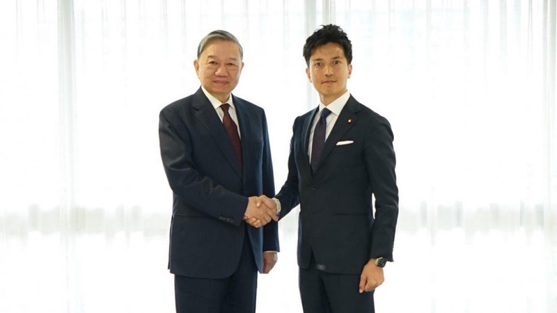 Le ministre de la Sécurité publique Tô Lâm (à gauche) et le secrétaire général adjoint du Parti libéral-démocrate (PLD), Fumiaki Kobayashi. Photo : VNA.