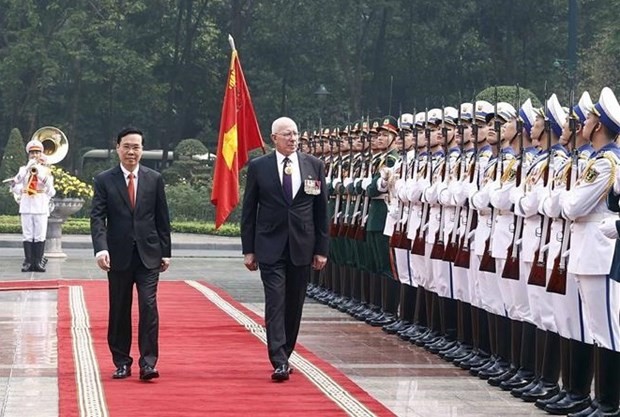 Le Président du Vietnam, Vo Van Thuong (à gauche), et le Gouverneur général d'Australie, David Hurley, passent en revue la garde d'honneur de l'Armée populaire du Vietnam. Photo : VNA.