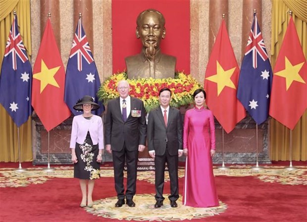 Le Président vietnamien Vo Van Thuong (à droite) et le Général d’Australie David Hurley, et leurs épouses, à Hanoi, le 4 avril. Photo : VNA.