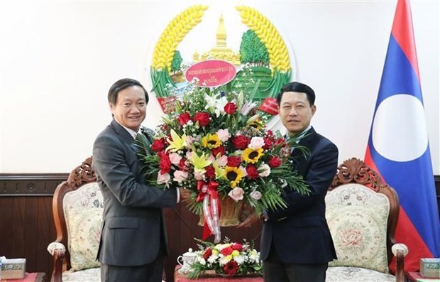 L'ambassadeur Nguyên Ba Hùng (à gauche) et le Vice-Premier ministre et ministre lao des Affaires étrangères, Saleumxay Kommaith. Photo : VNA.